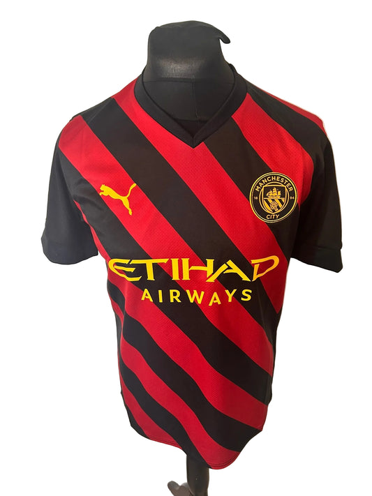 Manchester City 2022-23 away football shirt, red and black, medium, Puma, Kevin De Bruyne, front